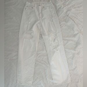 AMERICAN EAGLE WOMENS WHITE RIPPED JEANS- SIZE M/6